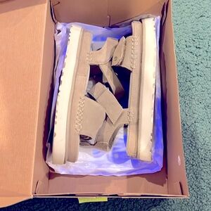 Ugg sandle goldenstar size 8.5